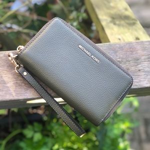 NWOT Michael Kors Mercer Large Smartphone Wristlet